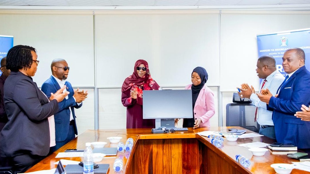 Serikali Yaongeza Ufanisi wa Huduma Kupitia Ugawaji wa Kompyuta Zanzibar