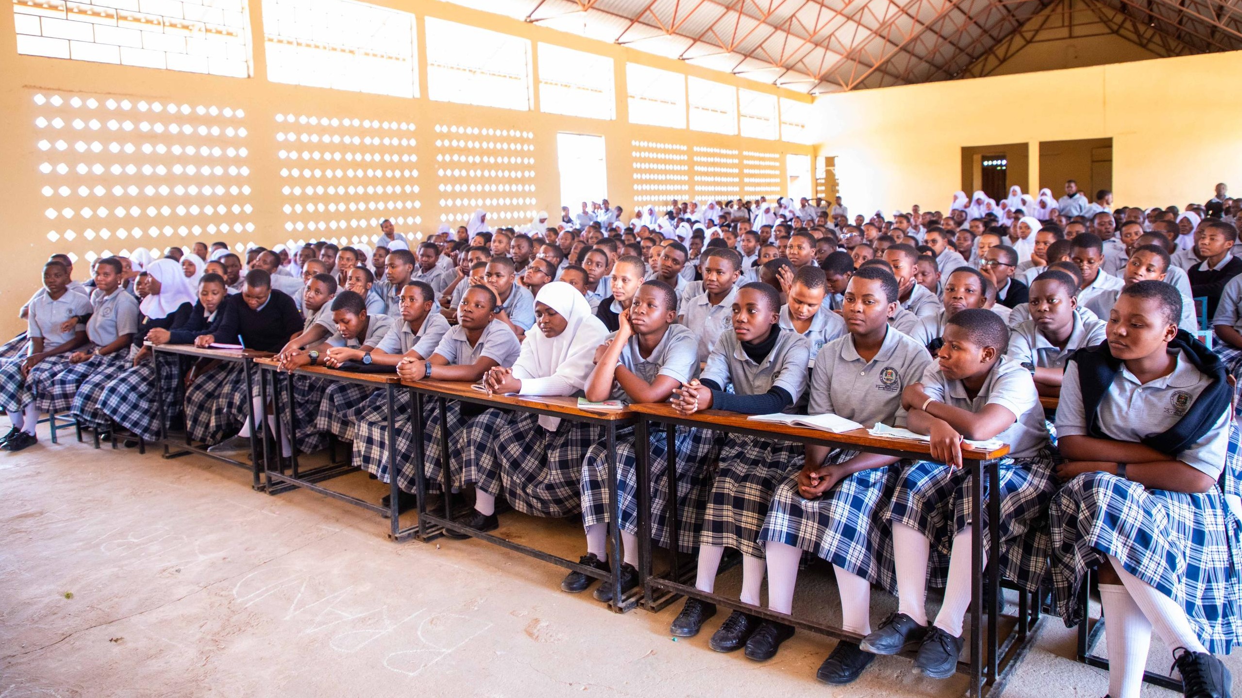 WIZARA YATOA MAFUNZO YA USALAMA MTANDAONI KWA WANAFUNZI WA SHULE YA SEKONDARI YA WASICHANA BUNGE, DO...