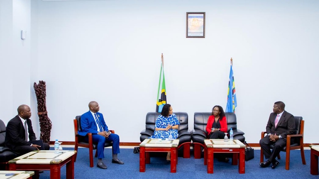 Waziri Kairuki Azungumza na Mtendaji Mkuu wa EACO Kuhusu Tafiti za Mawasiliano za EAC