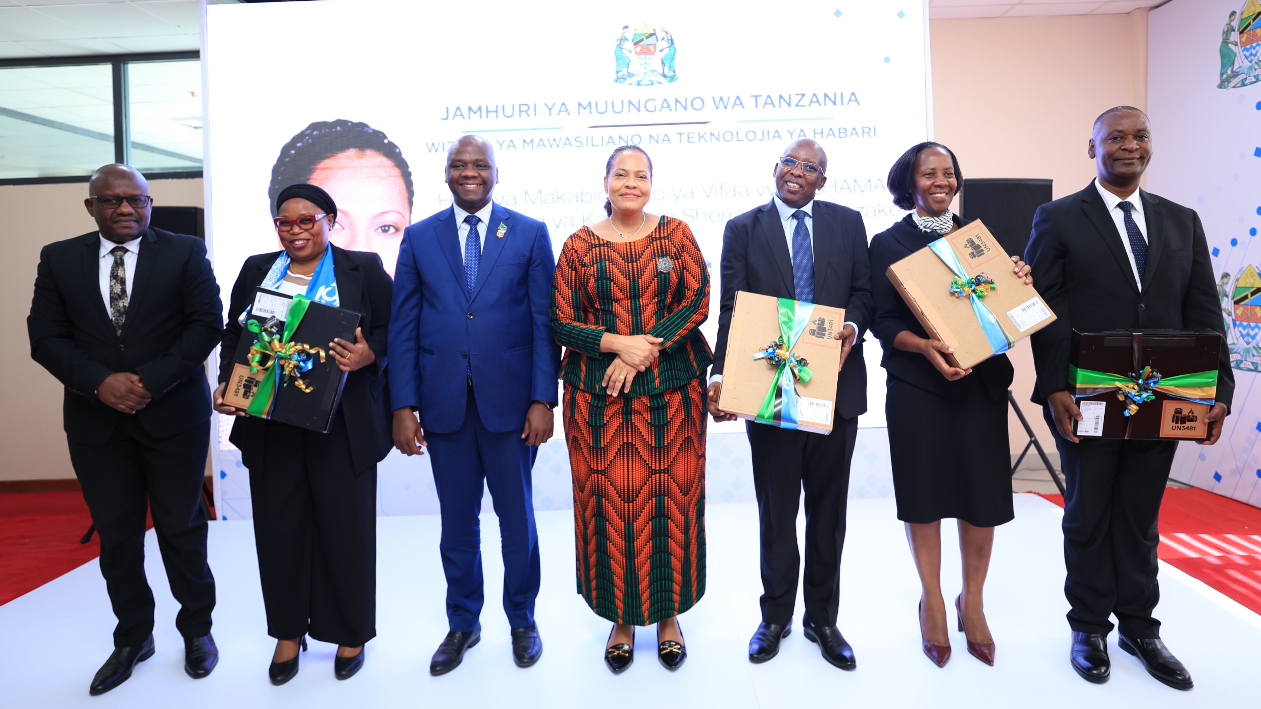 WAZIRI KAIRUKI AKABIDHI VIFAA VYA TEHAMA KWA WIZARA YA KATIBA NA SHERIA